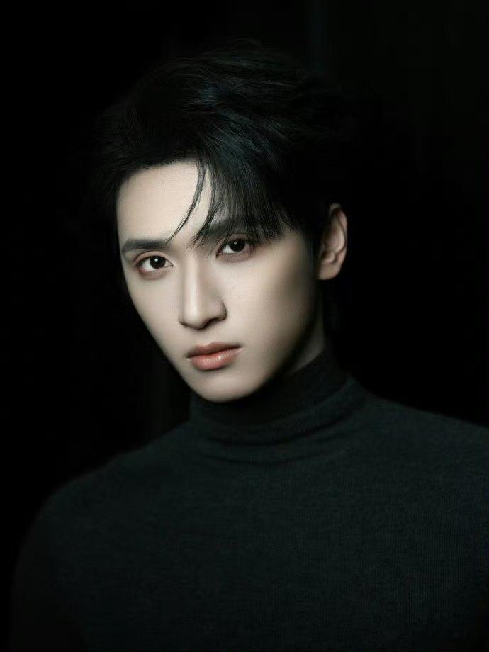 严浩翔黑色紧身t，妈呀严浩翔你简直是daddy级别的