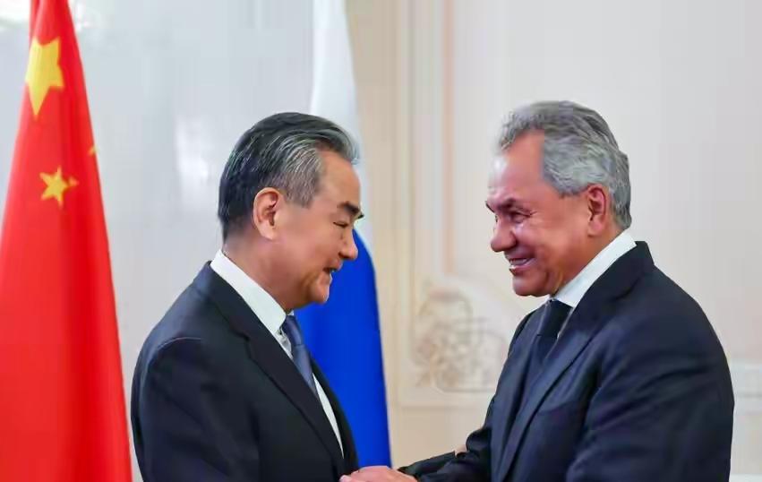 1日俄联邦安委会秘书绍伊古突访北京，少了客套全程干货，公开行程仅曝出与外长有会面