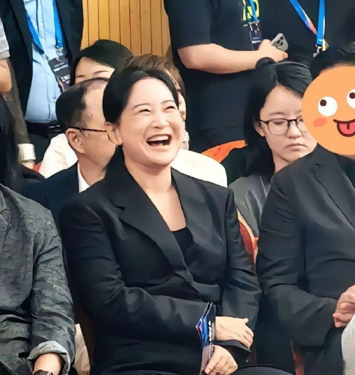 突然觉得以前的贾玲马上要回来了，她又开始大笑了，脸上的褶子也少了  