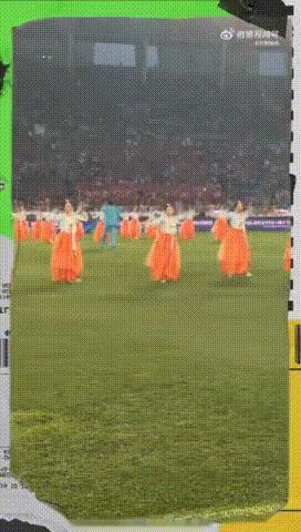金润吉大雨开唱东北超雨下得特别急，头发衣服全都湿透了，金润吉的演唱状态却一点没滑