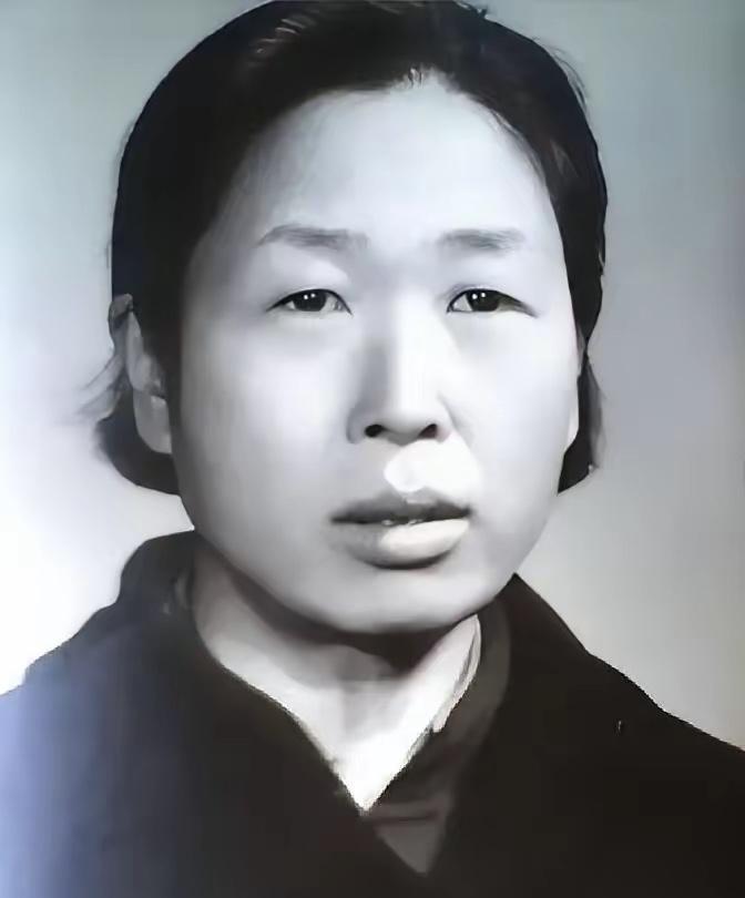 高淑兰从中央机关被免职，下放到工厂当普通工人。两个月后，部委的信寄到车间传达室。