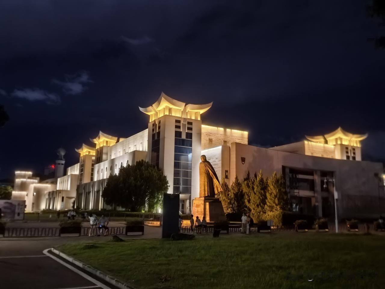 台风“白海豚”来袭，掠过福建北部，直扑浙江而去，仅给福州留下些许风雨，稍稍为地表