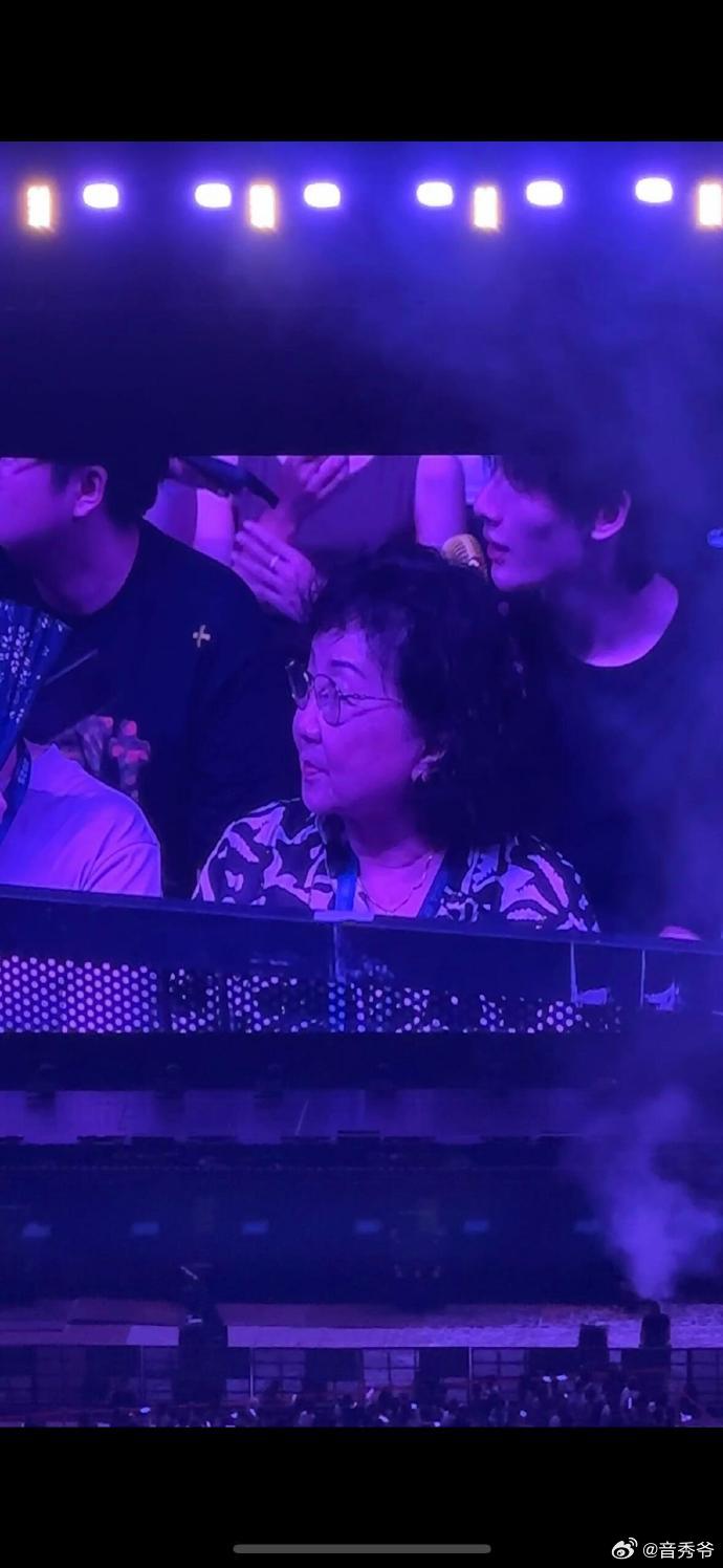 余宇涵去林俊杰演唱会了 余宇涵去林俊杰演唱会啦，观众席大屏扫到的侧颜杀也太绝了，
