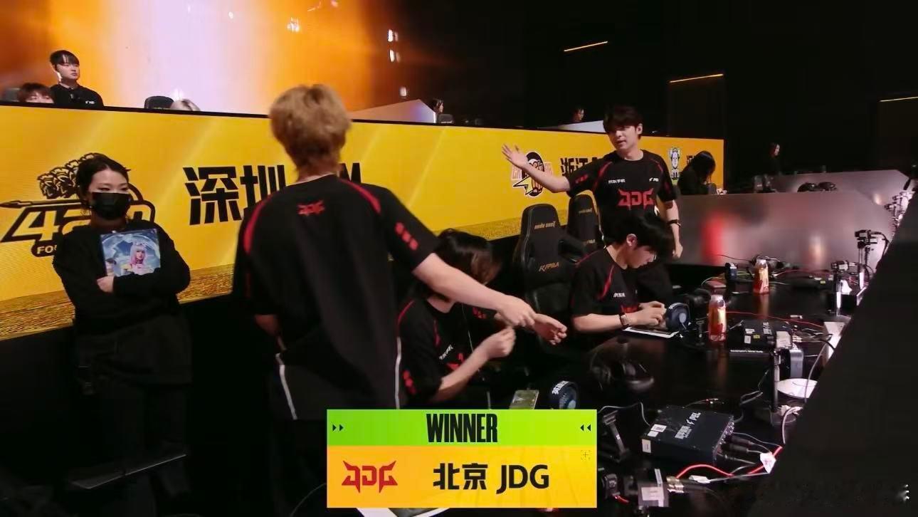 JDG新赛季首鸡新赛季首胜，JDG不负众望！决赛圈强势出击拿下首鸡，新赛季继续向