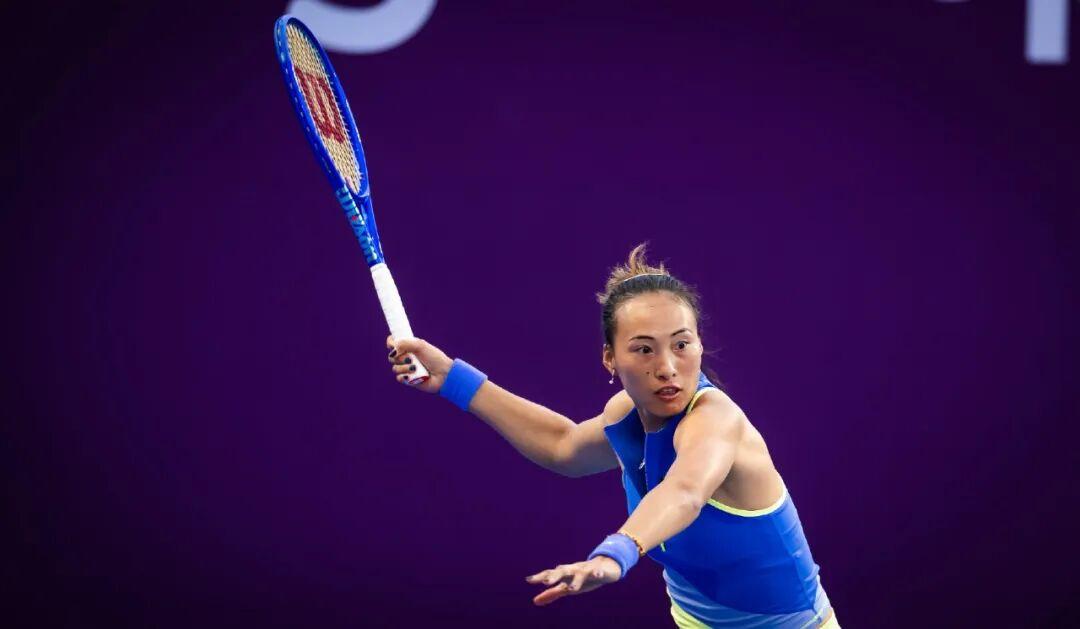 郑钦文2-1险胜晋级！伤愈复出连克两大澳网冠军，再战莱巴金娜剑指复仇
 
苦战三