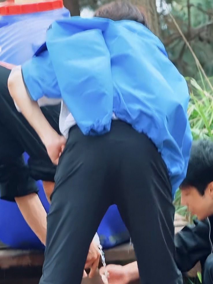 这是哥哥第一次屁股直面我 怪不好意思的还 