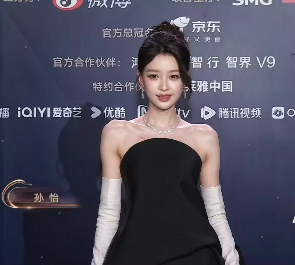 这个头肩比。。。这个肩颈。。。孙怡A起来了孙怡穿裤装走红毯孙怡美貌最佳赏味期