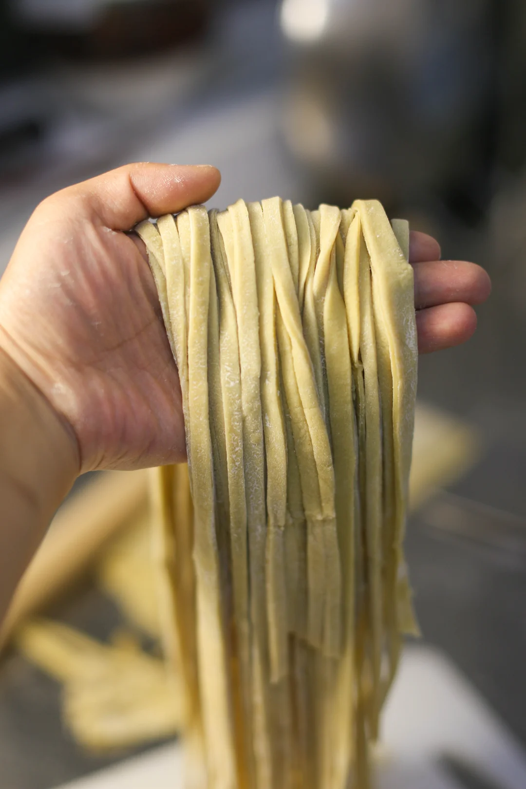 妈妈做了几十年的手擀碱面，爽滑劲道很弹牙