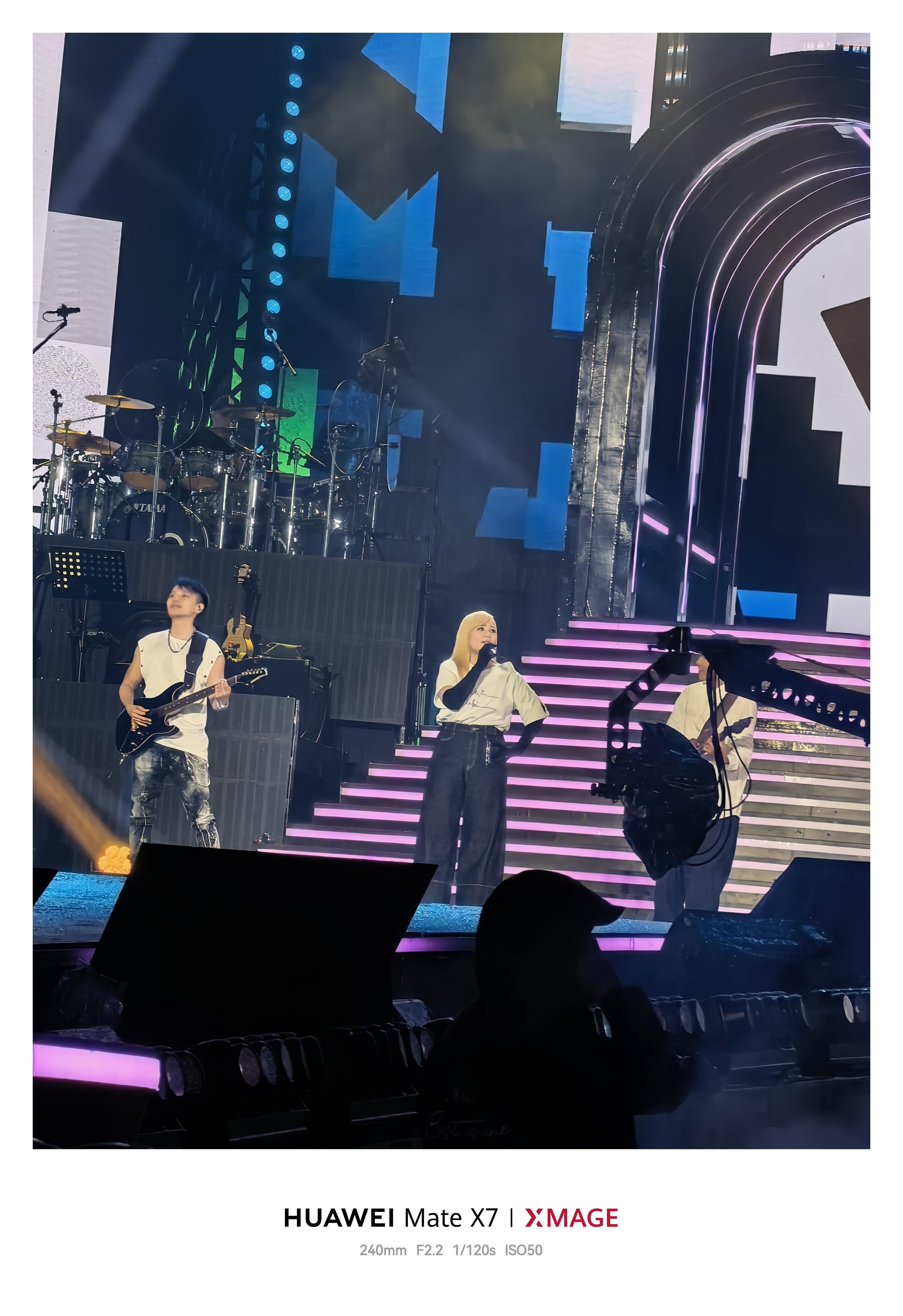 最近看演唱会都带着华为Mate X7，也是拍了不少照片，发现内场拍完全足够了，即