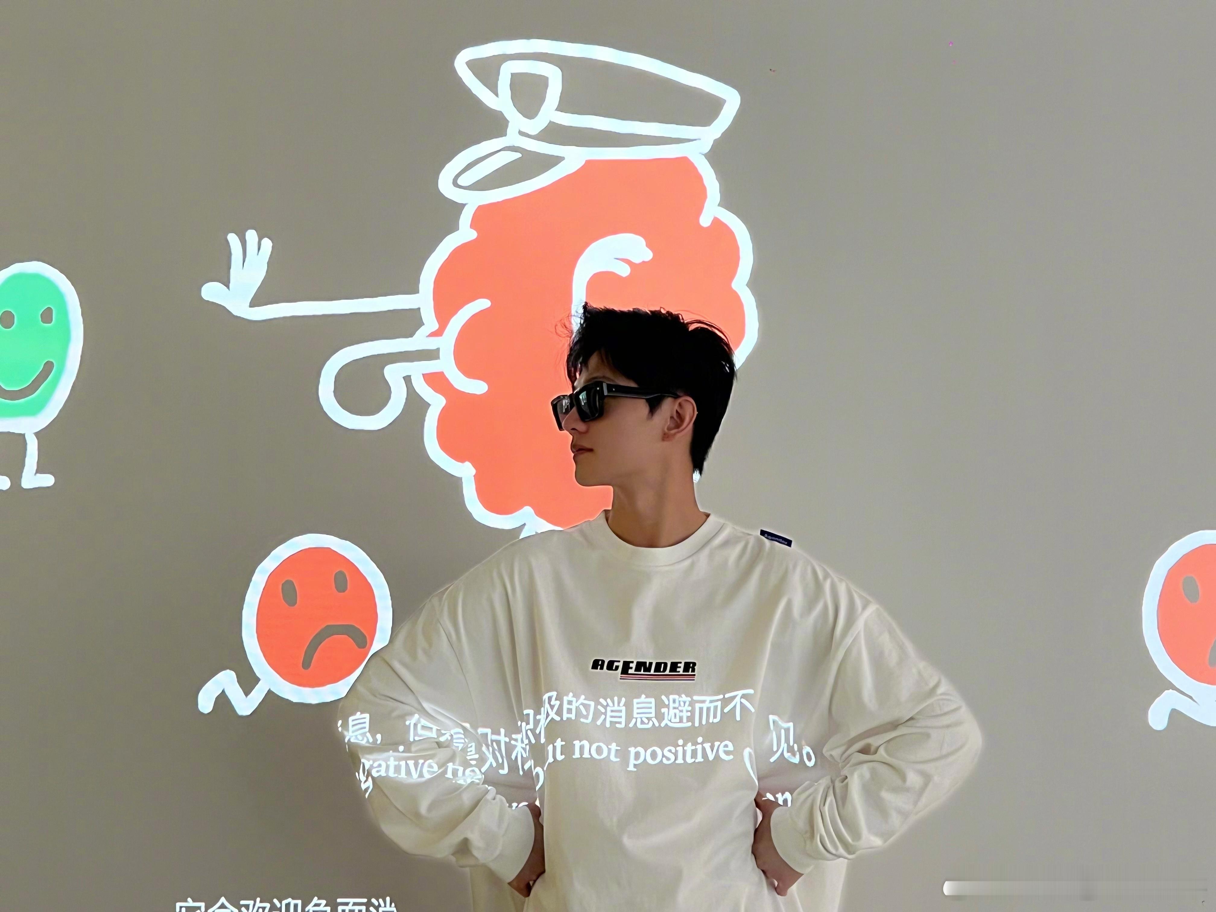杨洋 好酷的端午营业图[酷][酷]墨镜白T去看展，完全就是男大的日常吧[抱一抱]