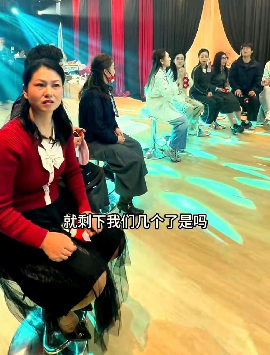 红姐消失半年后，突然现身金哥的“翻身大舞台”！
 

她盛装出席，提前一天就到驿