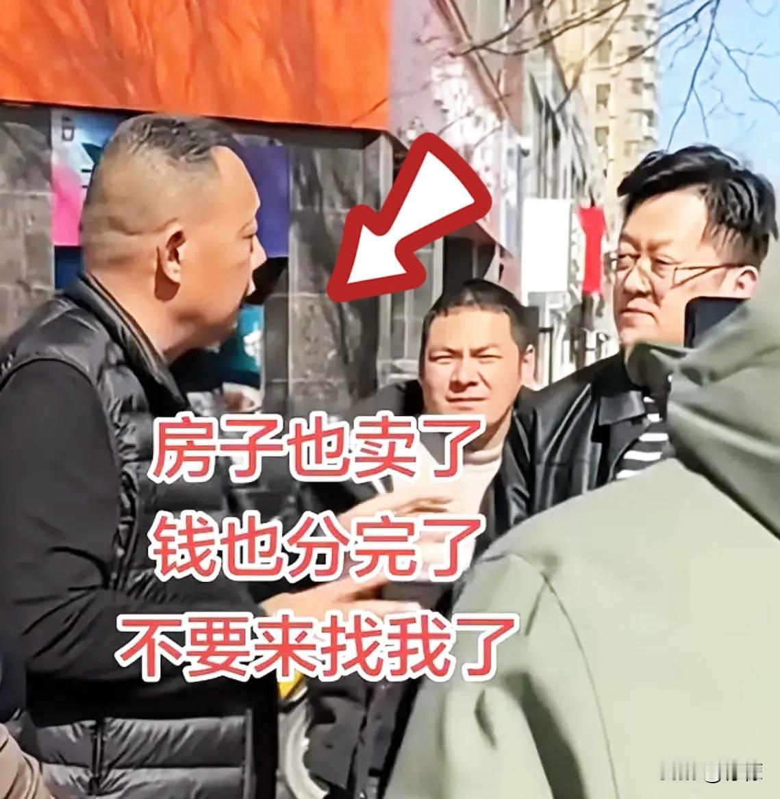 于东来甩出“我现在没钱，
钱都分完了”，短短几个字，
直接把传统老板的财富逻辑打