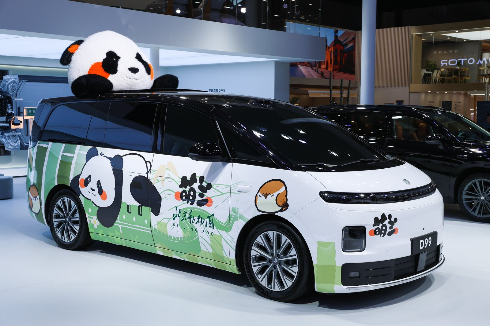 外国人又被熊猫硬控了 刷到北京车展零跑用自己的新车D99做了一台萌兰联名车，黑白