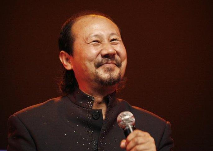 2000年，腾格尔在蒙古的所有酒楼全部倒闭，老婆也离婚了，价值85w的玉马，在醉