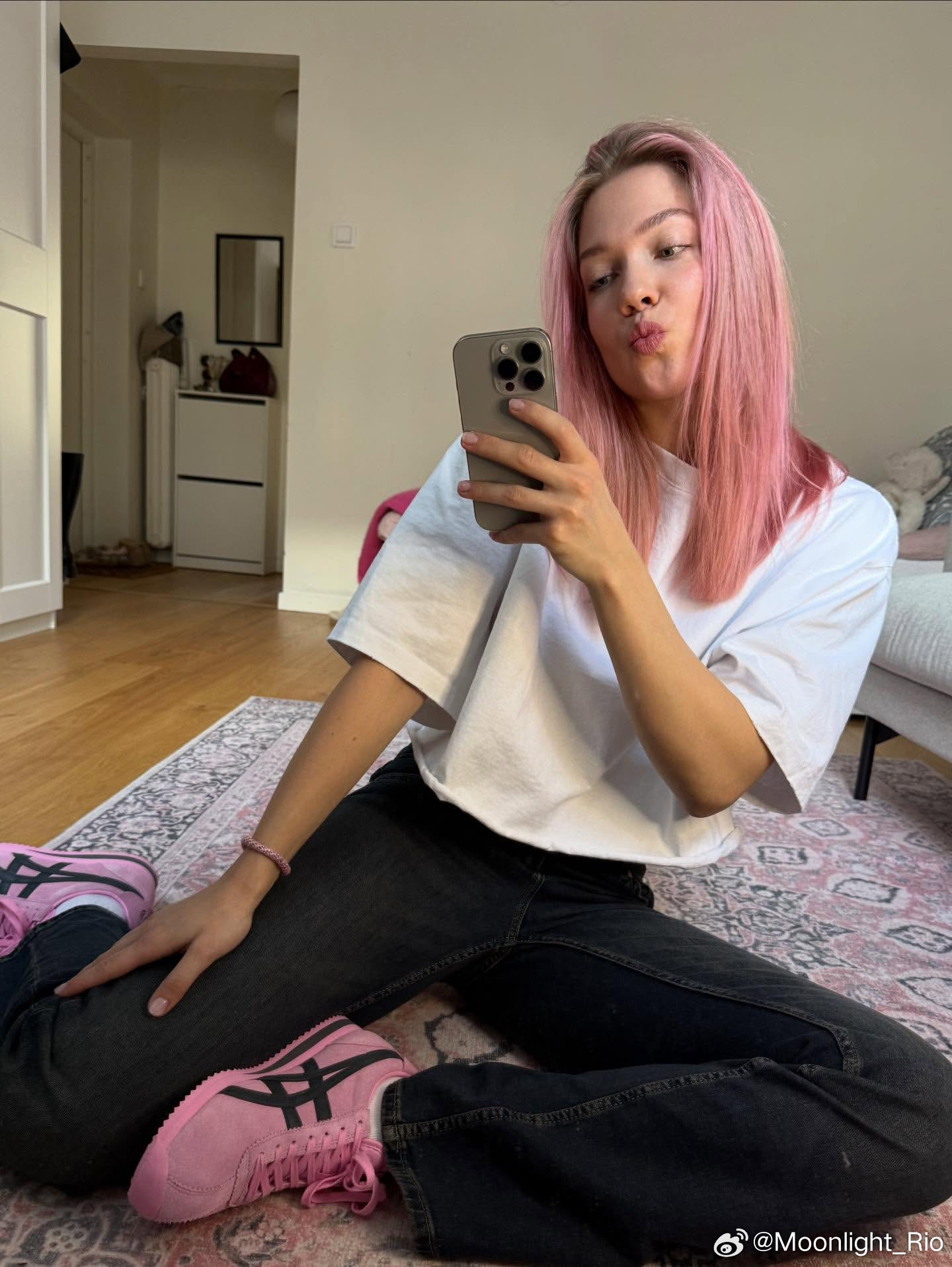 克里斯蒂娜：如果你都没有把头发颜色和鞋子搭配过，那真的算活过吗⁉️ 