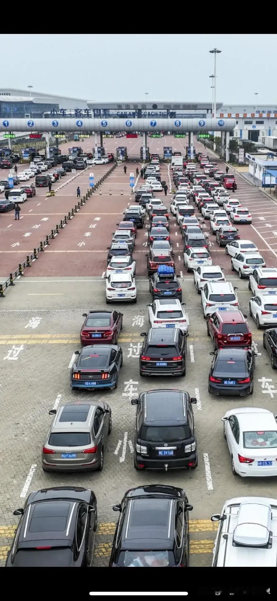 奔驰男加塞事件，有人开始洗地了，发了一张航拍的车道图片，说老太太不懂交规，7号车