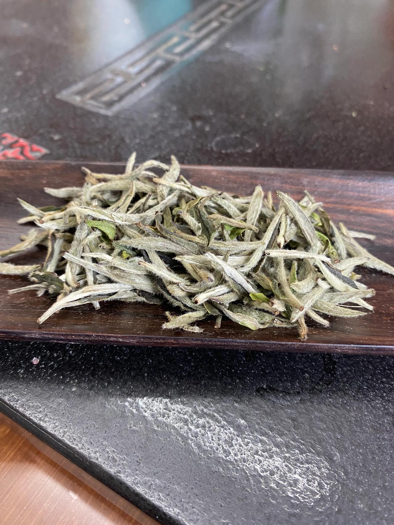 最近有新朋友问，没喝过白茶，这玩意儿喝着怎么样？这个问题有点空…
【1】这么说吧