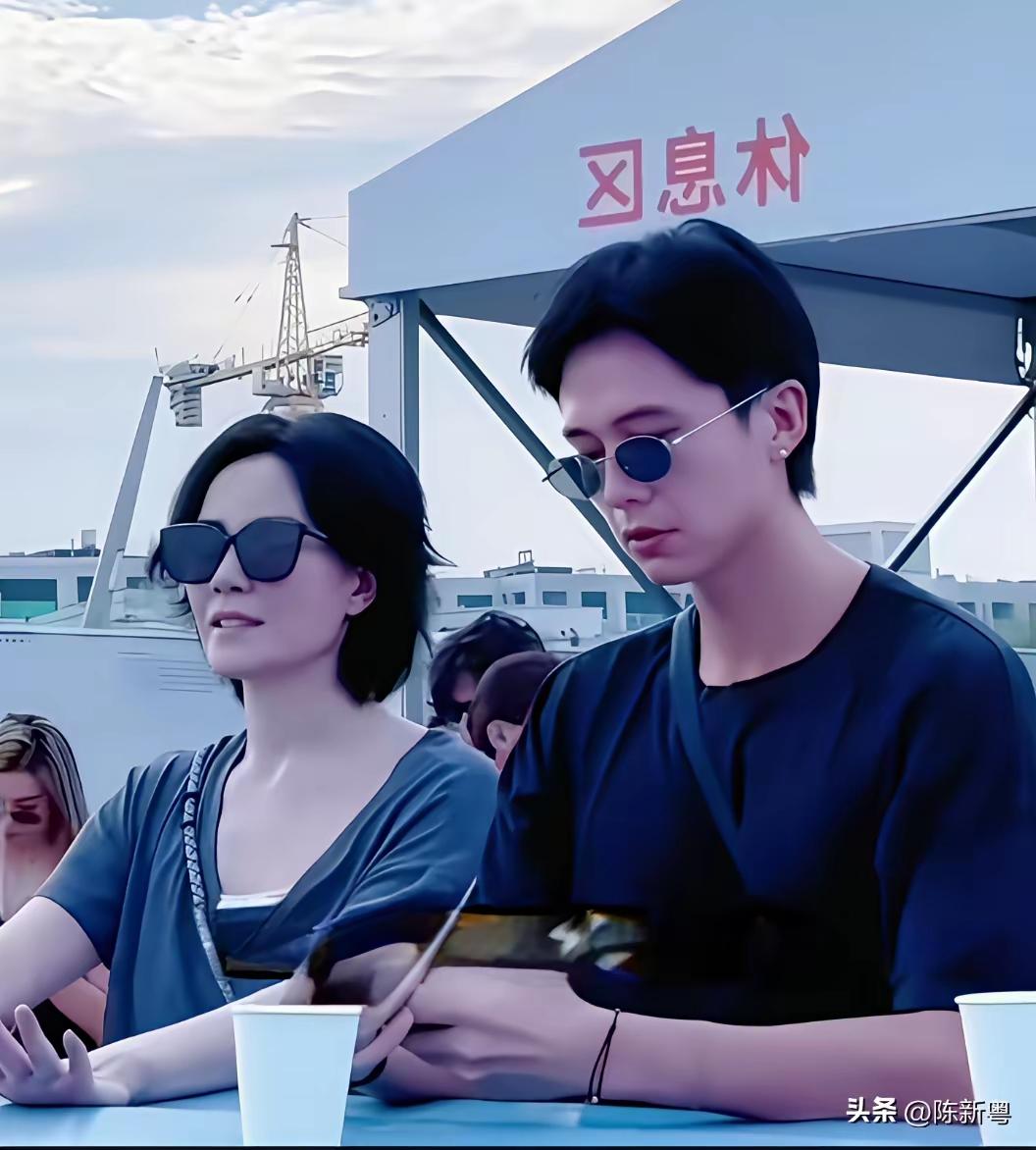 天下乌鸦一般黑，谁也别说谁，人家主家还没说什么，网友粉丝们竟吵个不停。娱乐圈里不