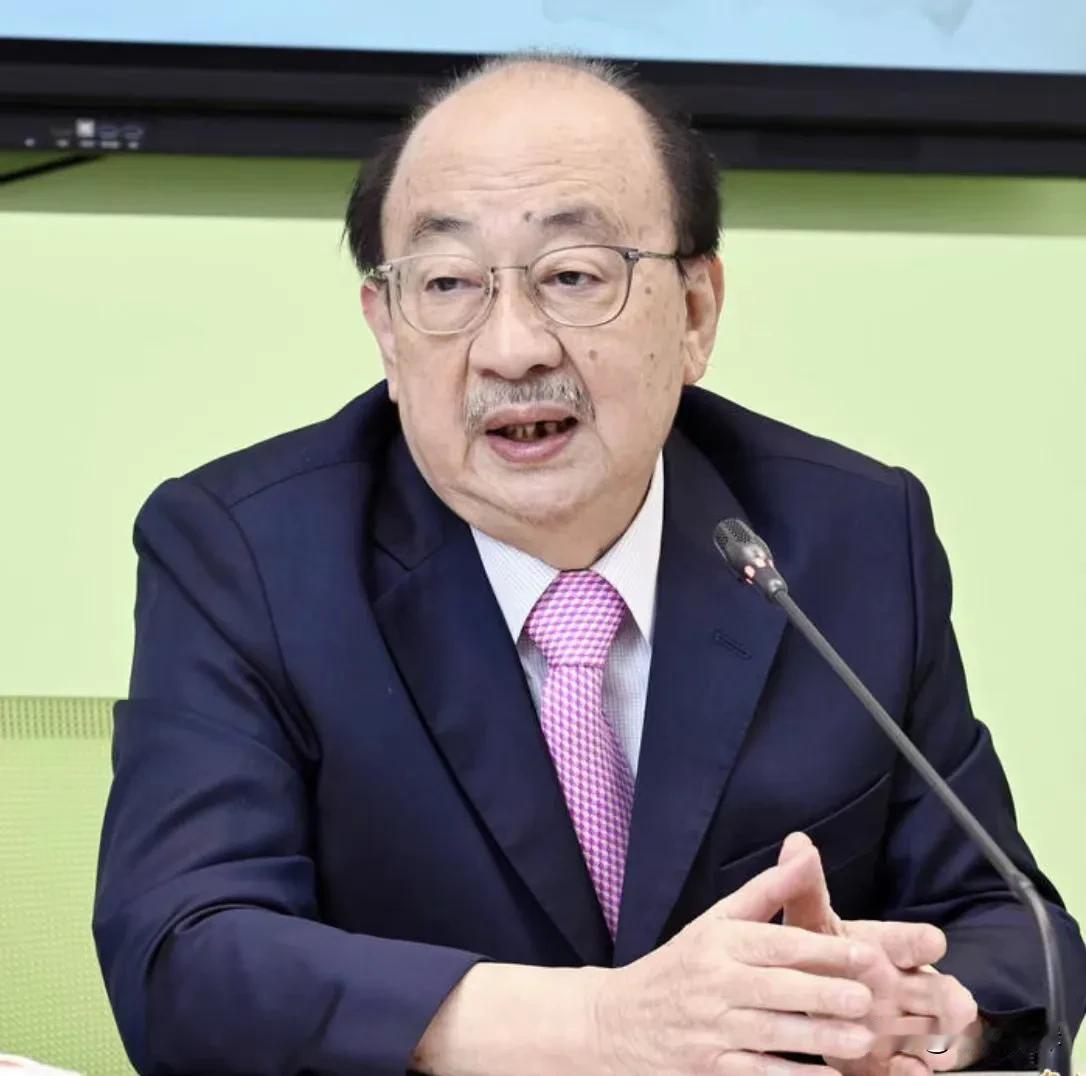 大绿和小绿的矛盾越来越公开化。民众党民意代表陈昭姿与民进党党团总召柯建铭相互怒骂
