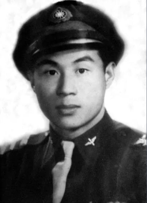 1983年，63岁老人正给领导倒水，领导低头一看，这老人竟穿着空军专用的拉练裤，