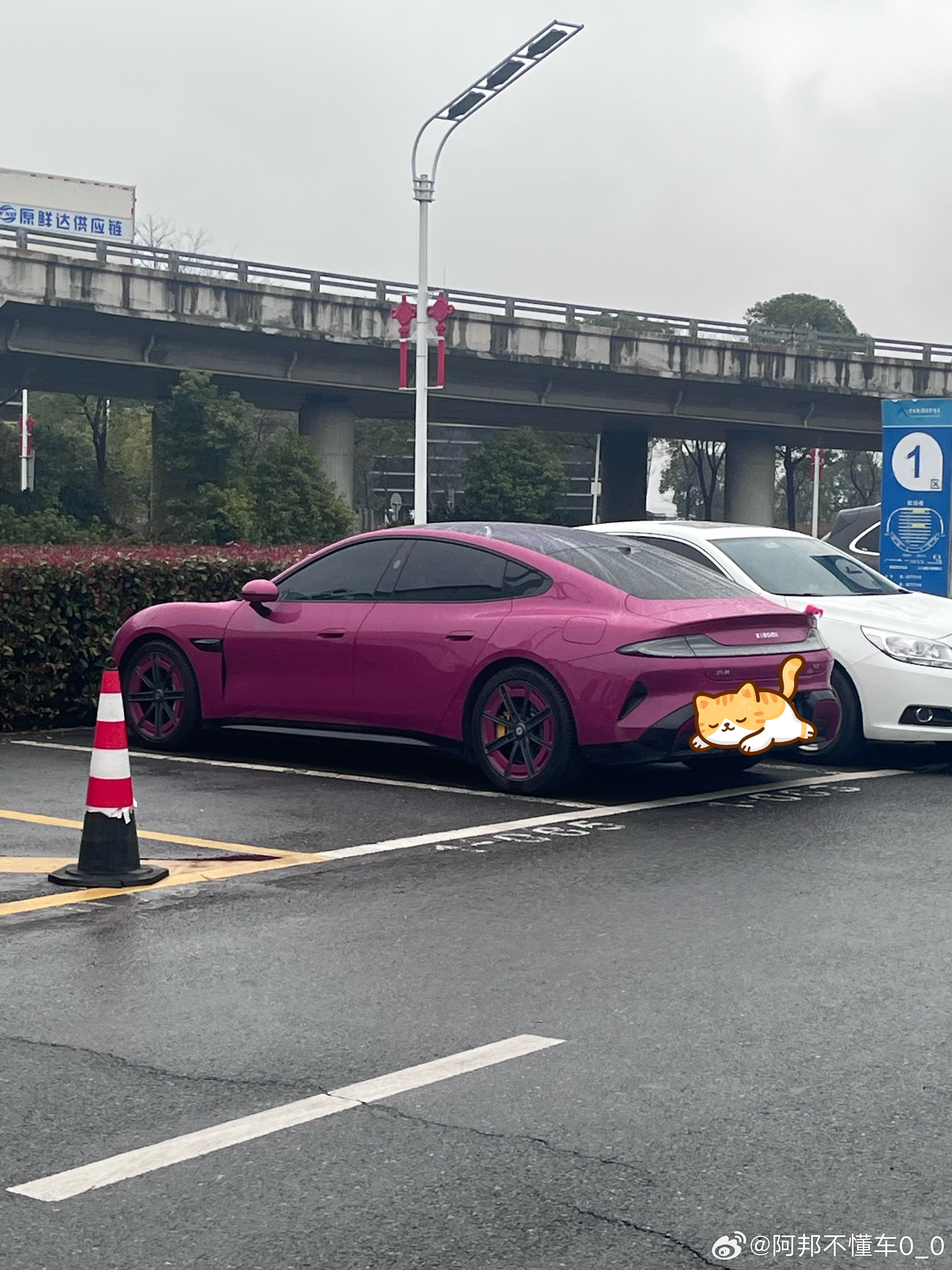 璀璨洋红，在第一眼SU7的配色中，没法用好看来形容。毕竟，漂亮的配色有很多种。但