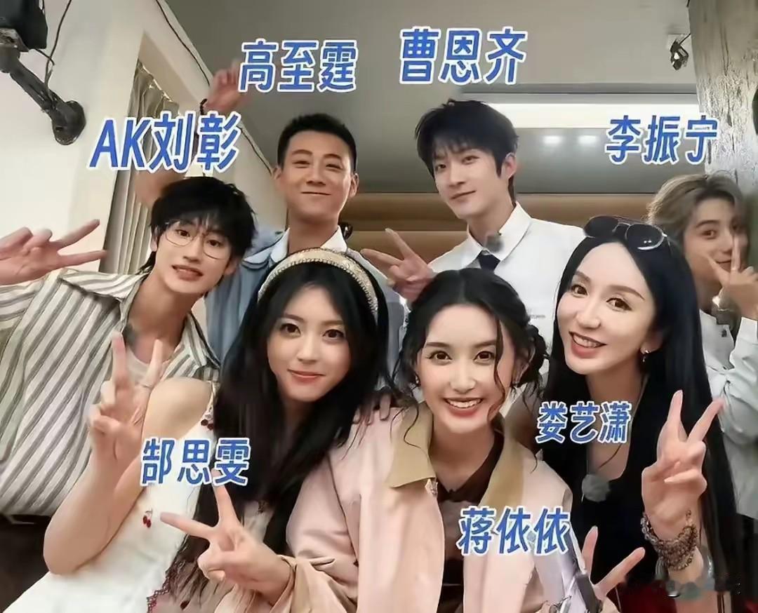 哈哈，这世界就是一个巨大的草台班子，第一次见综艺导演跑路的，把一堆嘉宾给“抛弃”