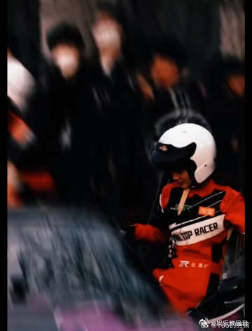 金晨红色赛车服造型 被金晨惊艳到！红黑赛车服搭配白色头盔，酷飒登场。录制节目时那