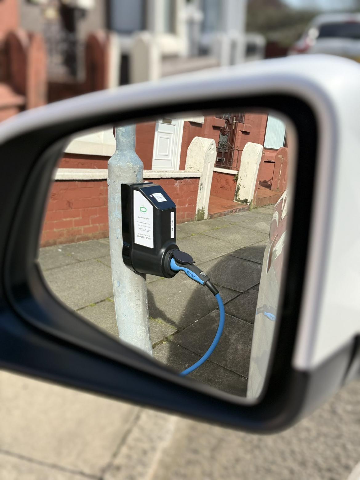 路灯充电桩，大家觉得这个设计怎么样？[马思纯的微笑]