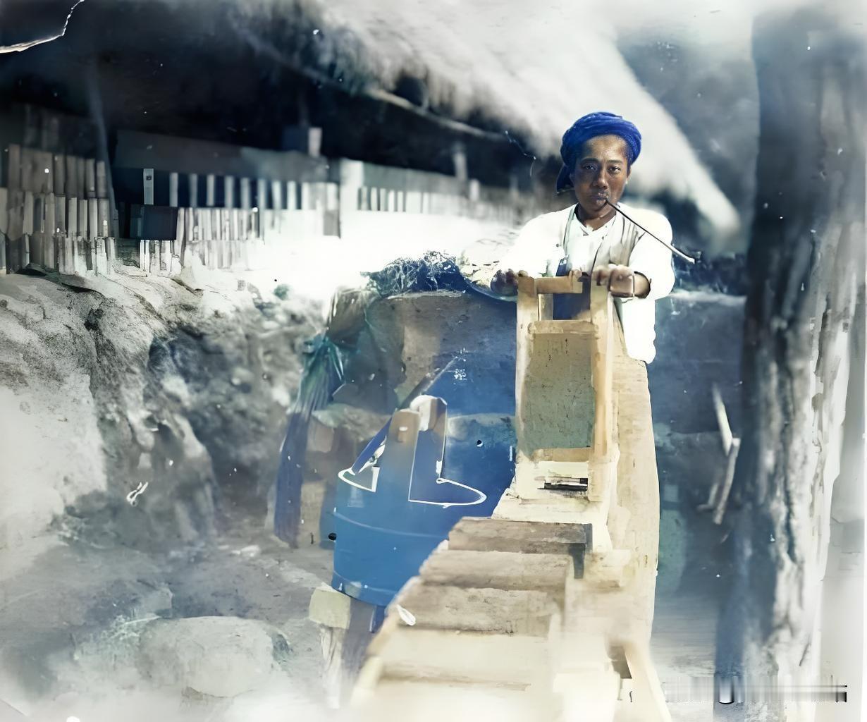 这张1915-1925年四川乐山的制砖照，您瞅这老哥叼着长烟杆，可不是在耍闲！手