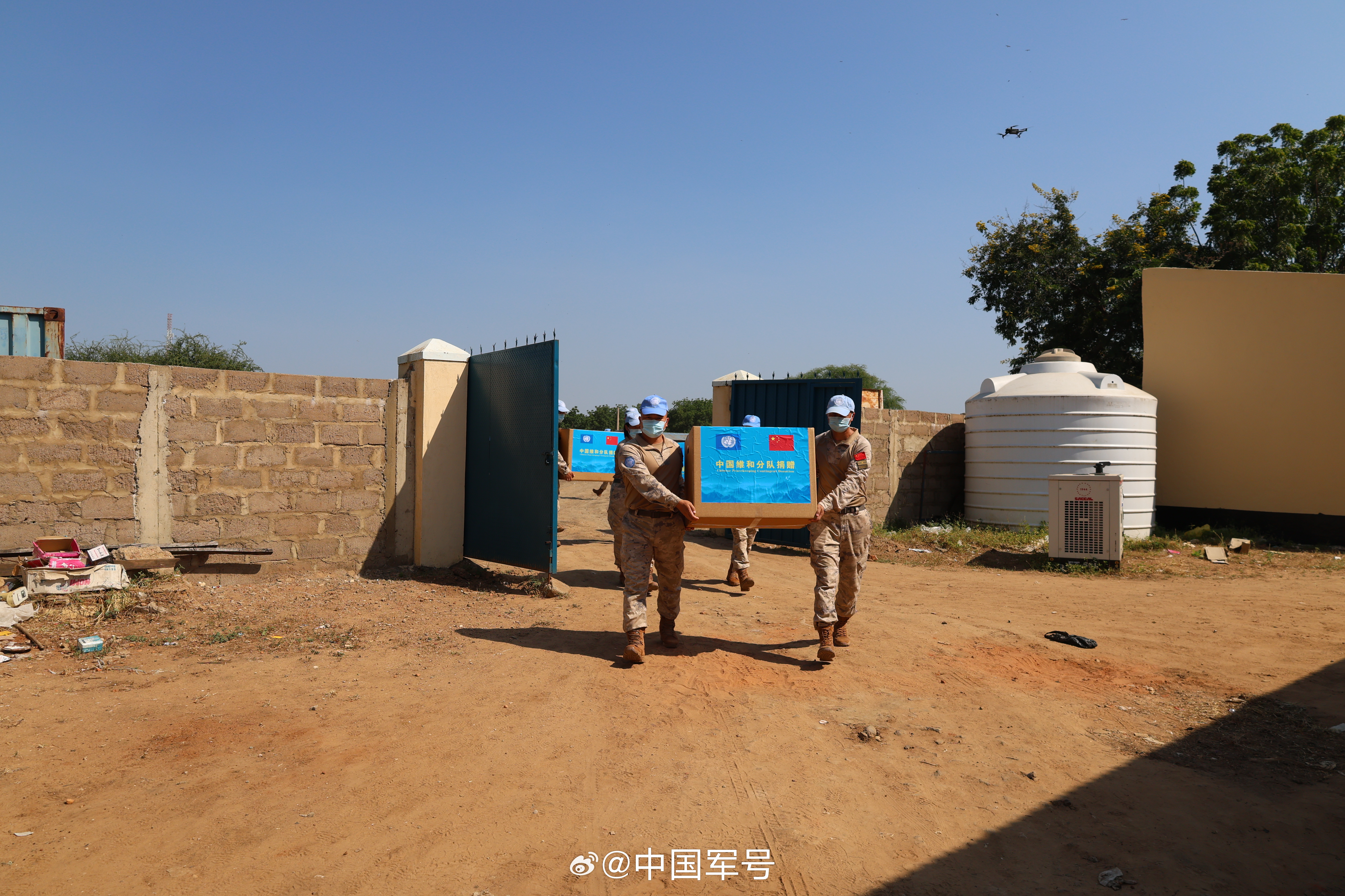 【中国蓝盔开展义诊活动展现大国担当】近日，中国赴阿卜耶伊维和部队快反分队与直升机