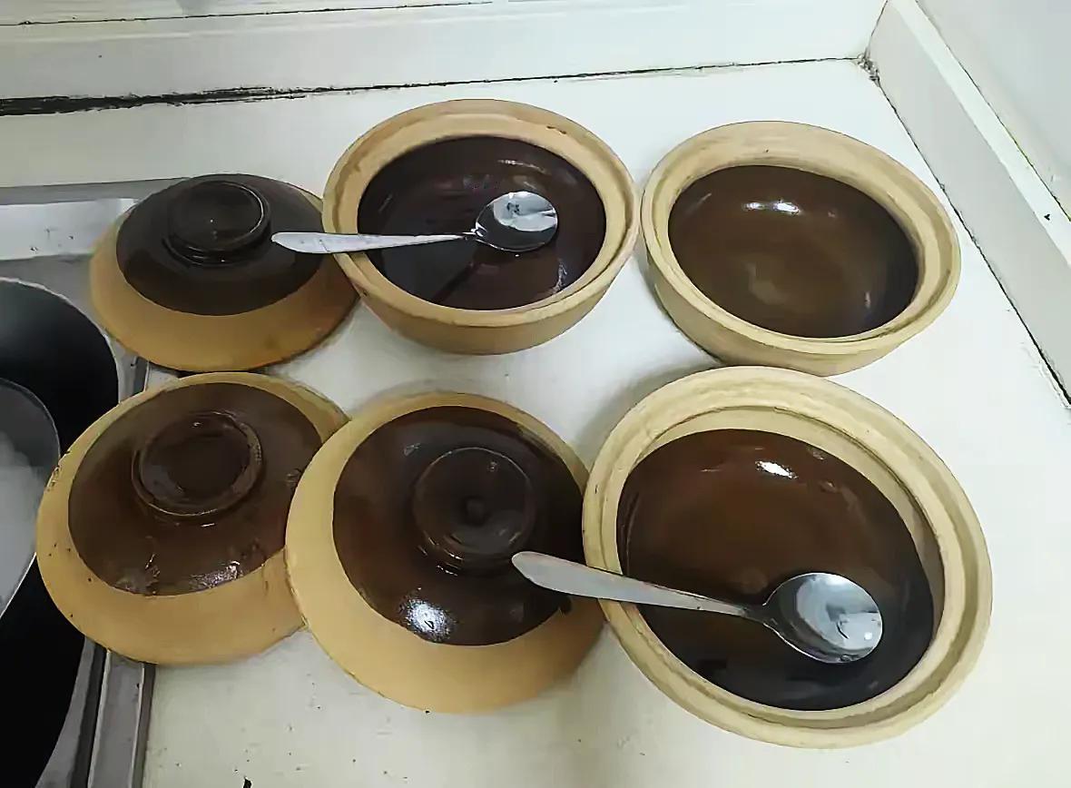 现在外卖都这么卷了吗？
外卖送的这些碗，平时好像用不到，扔了又觉得有些可惜了，现