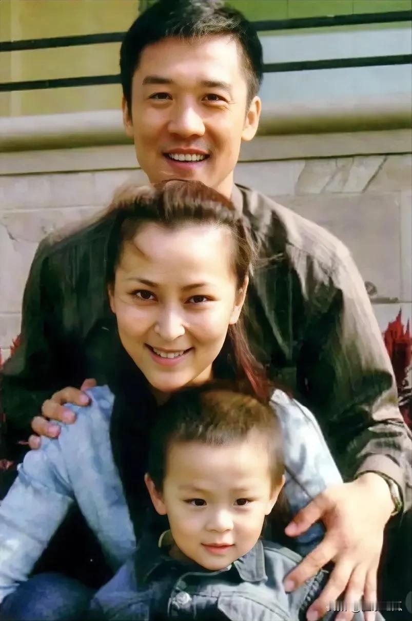 他们夫妻曾经深爱过，从笑容，从亲密度都能体现出来，他们曾经是娱乐圈的颜值夫妻，可