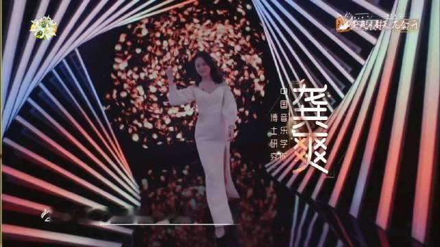#龚爽[超话]# 丨#春天花会开# 
《春天花会开》舞台cut合集
丨歌在耳畔，人在对岸
你在心里就