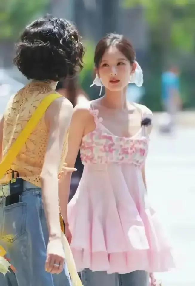 李一桐片场瘦成纸片人！生图美炸全网，网友惊呼：这腰是真实存在的吗？

近日一组李