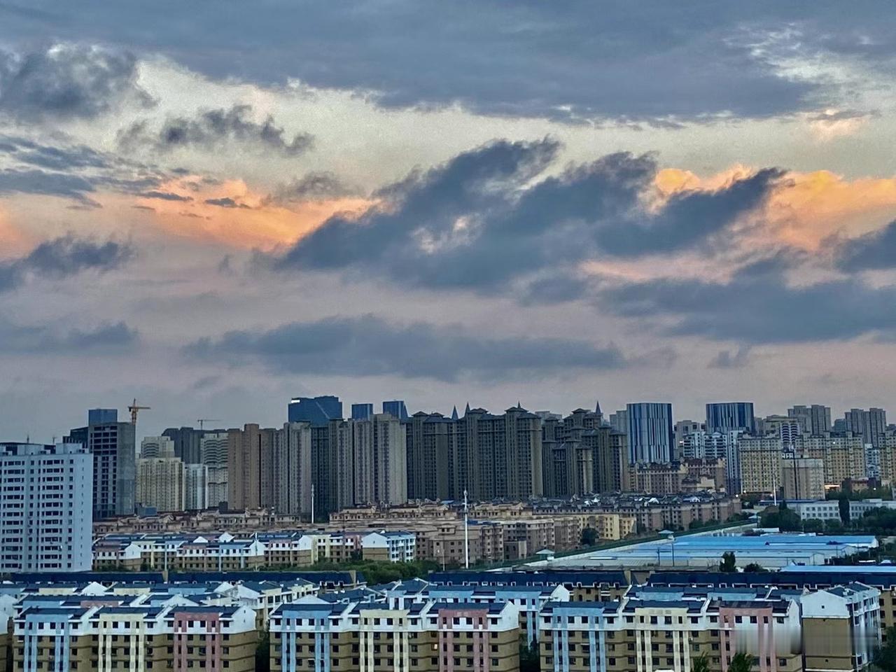分享一张你在路上拍到的天空吧