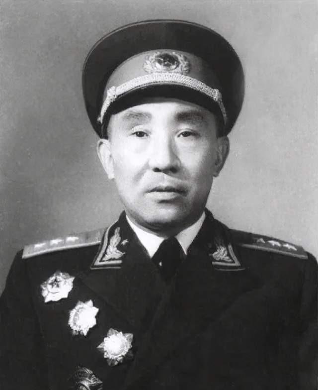 1946年，耿飚发现紧跟在身后盯梢的特务不见了，很是纳闷。

连续半个月，那个总