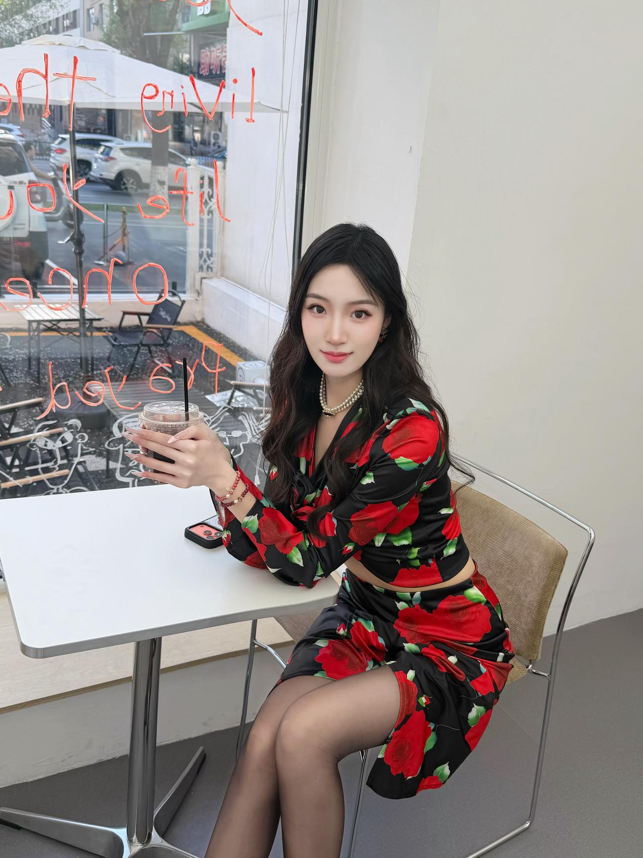 🌹穿玫瑰裙戴朱砂，好运也要漂漂亮亮|||今天穿了我的玫瑰花长裙套装
感觉自己温