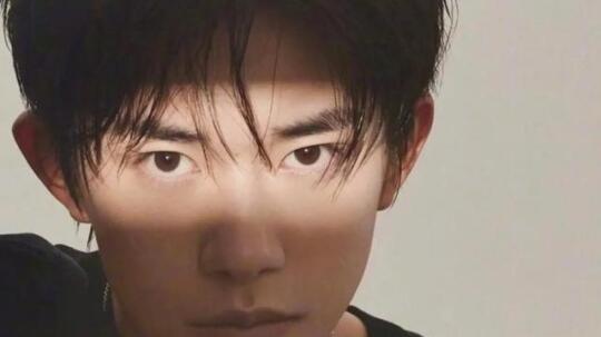 幸运与挑战并存！易烊千玺谈演脑瘫患者经历