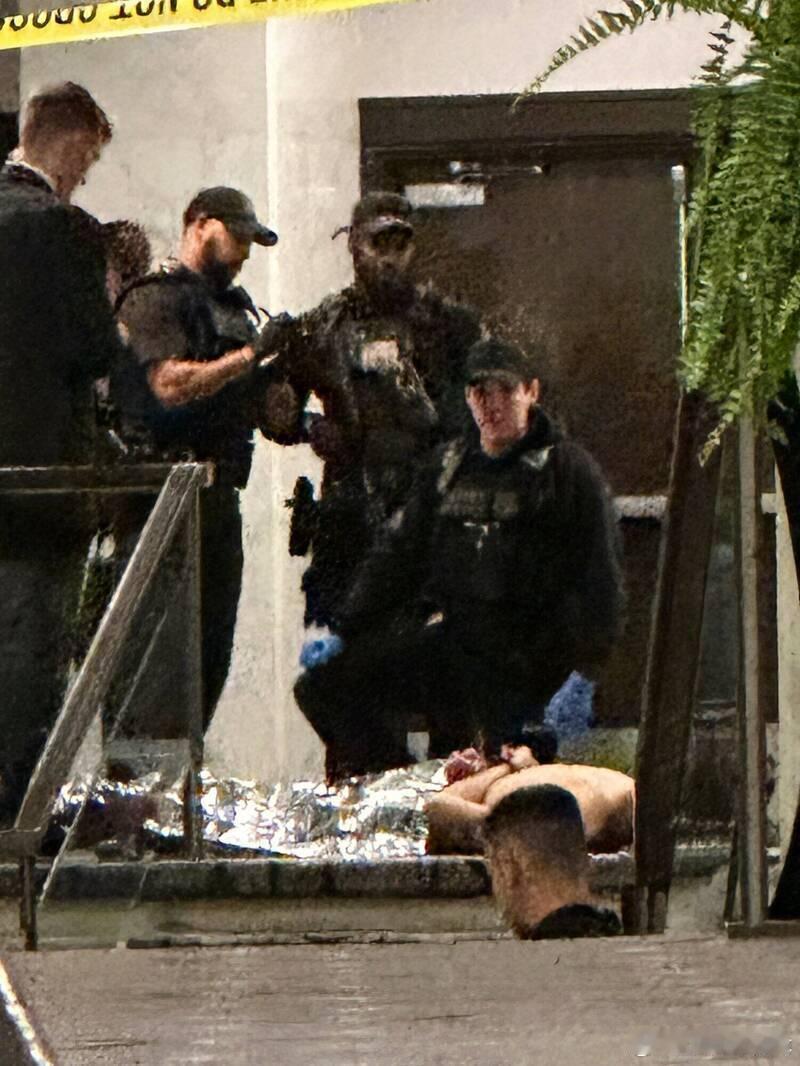 白宫晚宴枪手身份曝光：加州理工毕业生携多种武器闯安检，动机仍待查海外新鲜事 当地