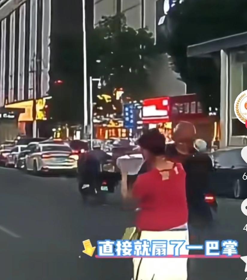 大爷拎着东西横穿马路，女子见其走路不利索，好心过去扶大爷，结果被反打一巴掌，眼镜
