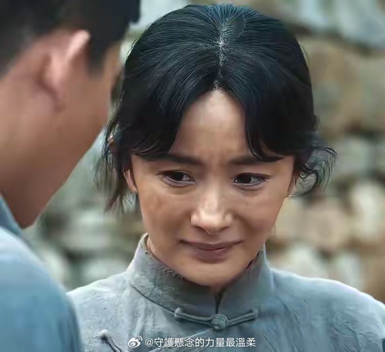 终于跳出古偶舒适圈了！杨幂敢接年代苦情戏，敢素颜扮丑，这股勇气就值得一个提名。 