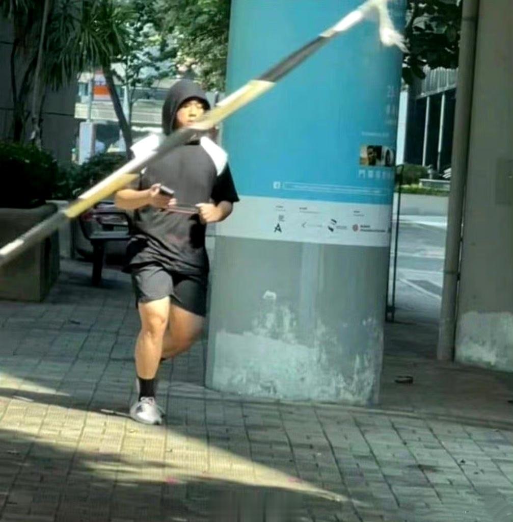 #香港顶流姜涛跑步健身#这身材，确实很ding~流[喵喵] ​​​