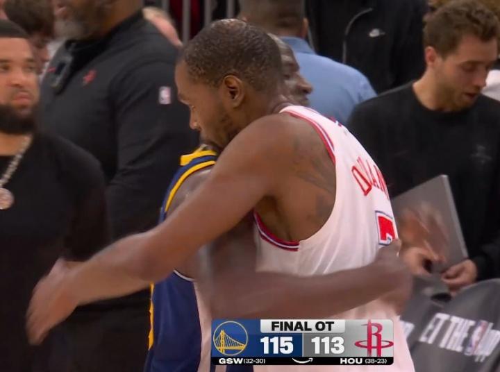 搞心态的大师！

最后0.1秒，追梦格林将球砸在杜兰特的腿上，直接耗尽比赛时间。