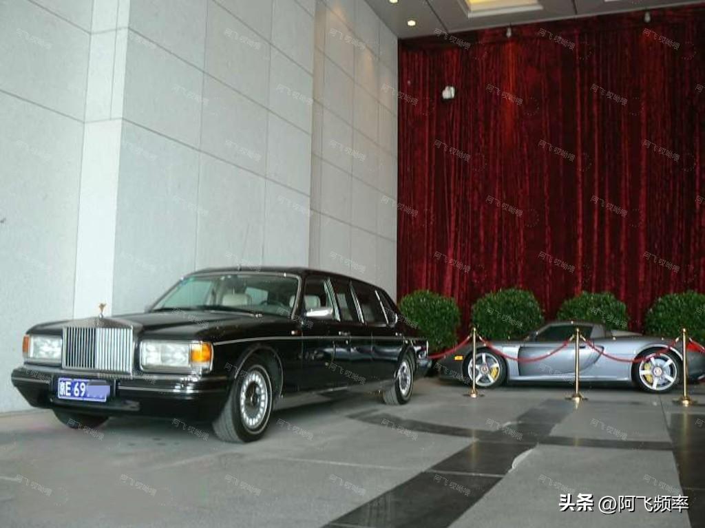 多年前北京某大酒店楼下的加长劳斯莱斯
如今这辆车与身后的保时捷小跑车都被托移到北