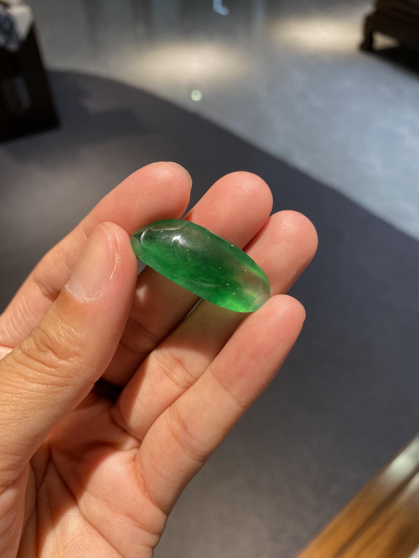 翡翠手牌设计中。翡翠本身就是装饰品，做什么题材都可以，重点是戴起来顺，好看即可，不要被太多价值观念束缚，而且翡翠买来是要戴的，不是放的，没事多戴戴😃