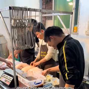 各地学员实操制作脆皮烧鸭的放料环节。