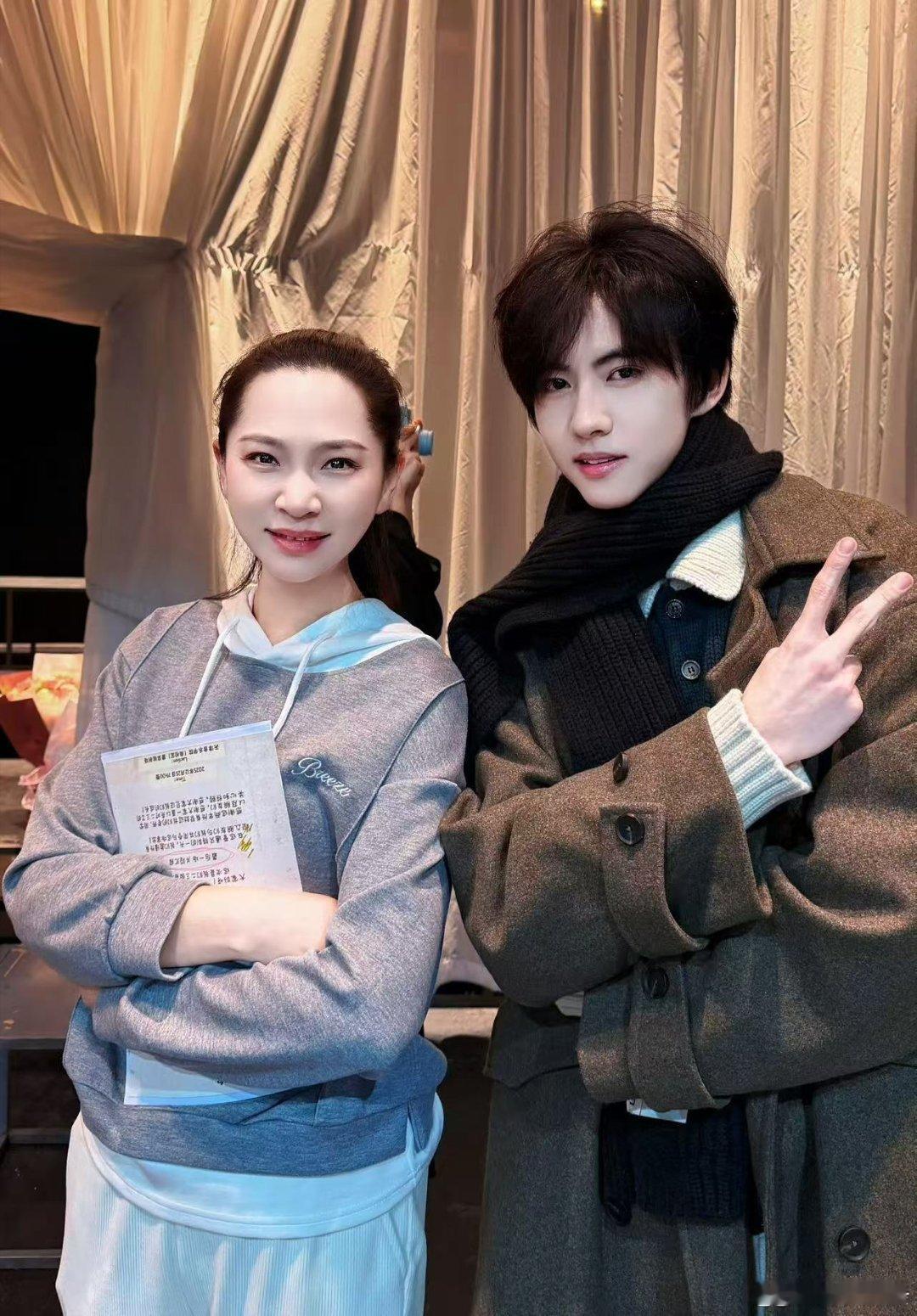 刘轩丞同学合照刘轩丞晒同学大合照刘轩丞晒同学大合照，哇，