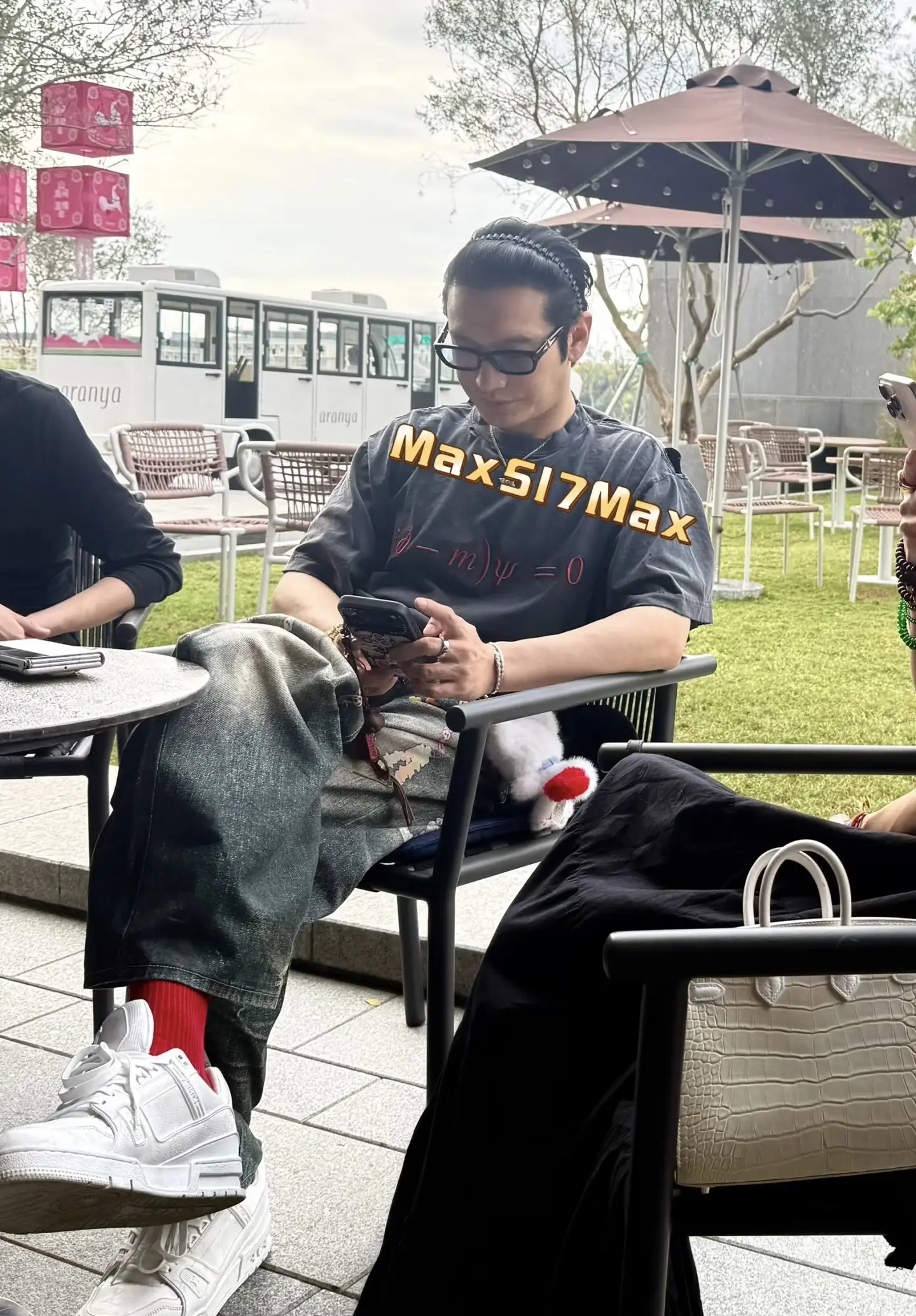 黄晓明阿那亚过年，穿红袜子年味浓。黄晓明穿着红袜子在三亚阿那亚过年，整...