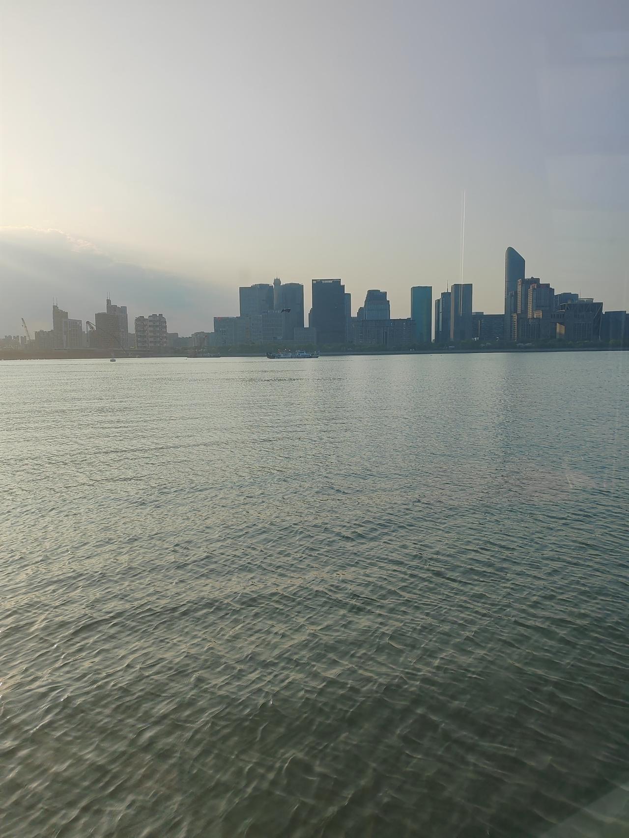 冯小刚的电影《抓特务》刚被我刷出来的时候，我想的是在当今外部势力渗透下，中国国内