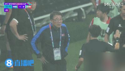 边裁举旗了！进球不算？别急，VAR说了算。
高清划线图甩出来，清清楚楚。朝鲜队
